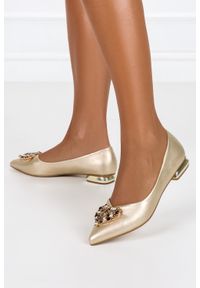 Casu - Złote baleriny z kryształkami na niskim obcasie damskie ze skórzaną wkładką casu er23wx1-g. Okazja: na imprezę, na spotkanie biznesowe, na co dzień. Kolor: złoty. Materiał: skóra ekologiczna. Wzór: aplikacja. Obcas: na obcasie. Styl: biznesowy, casual. Wysokość obcasa: niski #2