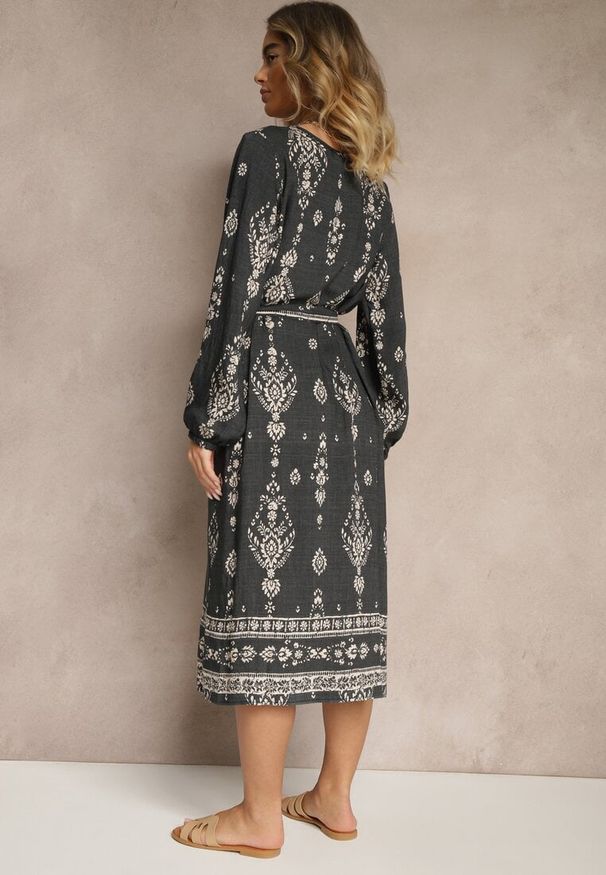 Renee - Ciemnoszara Pudełkowa Sukienka Boho w Etniczne Wzory z Paskiem Lisalenea. Okazja: na co dzień. Kolor: szary. Długość rękawa: długi rękaw. Sezon: lato. Styl: boho