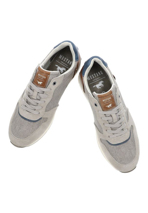 Szare Sneakersy Mustang Modne Obuwie Męskie. Okazja: na co dzień, na spacer. Zapięcie: sznurówki. Kolor: szary. Materiał: skóra ekologiczna, jeans, materiał. Styl: sportowy, street, casual, klasyczny, elegancki