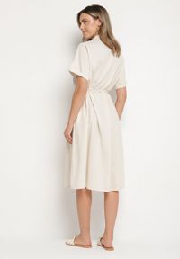 Born2be - Beżowa Bawełniana Sukienka o Koszulowym Kroju Zdobiona Haftem Savidelle. Okazja: na co dzień, na spacer. Kolor: beżowy. Materiał: bawełna. Długość rękawa: krótki rękaw. Wzór: aplikacja, haft. Typ sukienki: koszulowe. Styl: casual, elegancki. Długość: midi #6