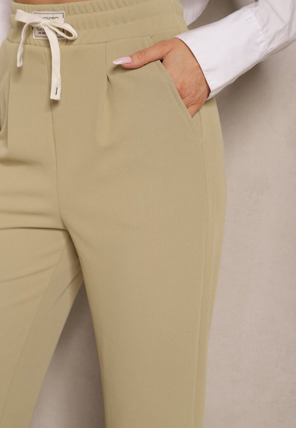 Renee - Zielone Spodnie High Waist z Prostą Nogawką i Gumką w Pasie Fadesa. Okazja: na co dzień. Stan: podwyższony. Kolor: zielony. Styl: casual