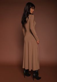 Renee - Brązowa Taliowana Sukienka z Rozcięciem na Boku i Półgolfem Saimara. Okazja: na spotkanie biznesowe. Kolor: brązowy. Długość rękawa: długi rękaw. Wzór: aplikacja. Styl: biznesowy, elegancki #8