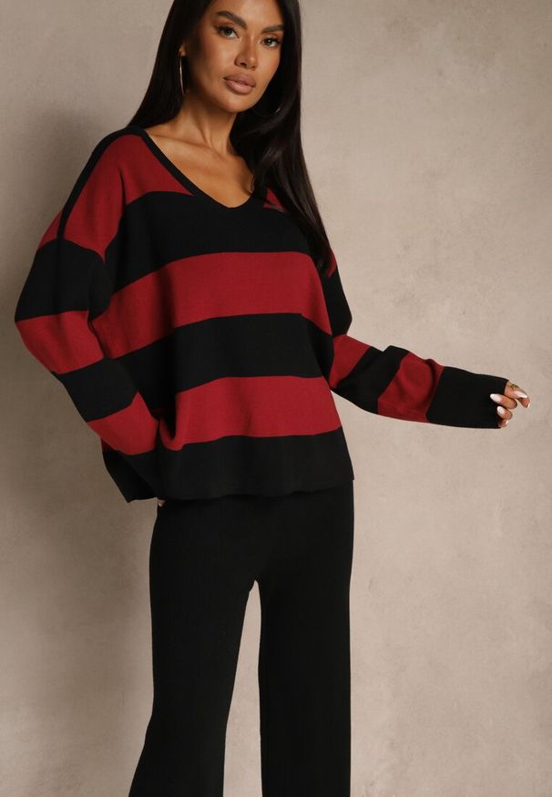 Renee - Bordowy Komplet z Dzianiny Spodnie Wide Leg i Sweter w Szerokie Pasy Falorella. Kolor: czerwony. Materiał: dzianina