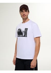 4f - 4F T-shirt relaxed z nadrukiem męski - biały S. Okazja: na co dzień. Kolor: biały. Materiał: jeans, materiał, bawełna, dresówka, dzianina. Wzór: nadruk. Styl: casual, klasyczny #1