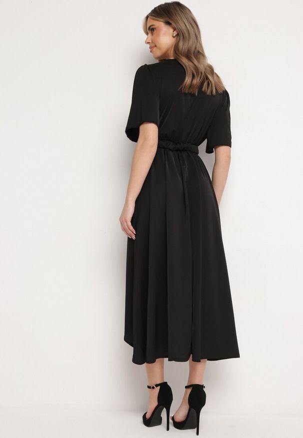 Born2be - Czarna Rozkloszowana Sukienka Kopertowa z Gumką w Talii i Ozdobnym Paskiem Vasena. Kolor: czarny. Typ sukienki: kopertowe. Styl: elegancki
