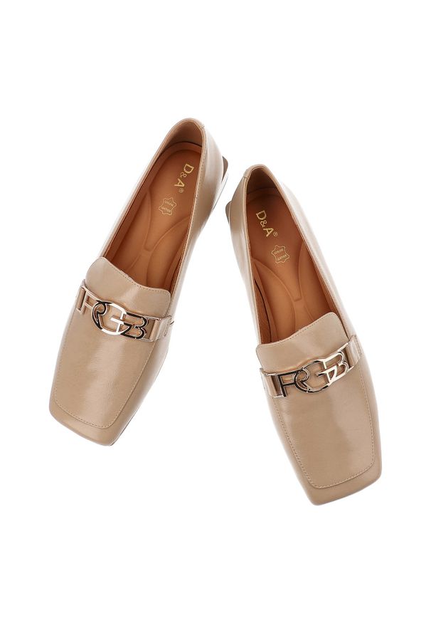 Półbuty damskie S.Barski, cholewka skóra naturalna licowa gładka fason niski kwadratowy nosek ozdobny metalowy element na podbiciu niski stabilny obc. Okazja: do pracy, na co dzień. Kolor: beżowy. Materiał: skóra. Szerokość cholewki: normalna. Wzór: gładki. Obcas: na obcasie. Styl: elegancki, klasyczny, casual. Wysokość obcasa: niski