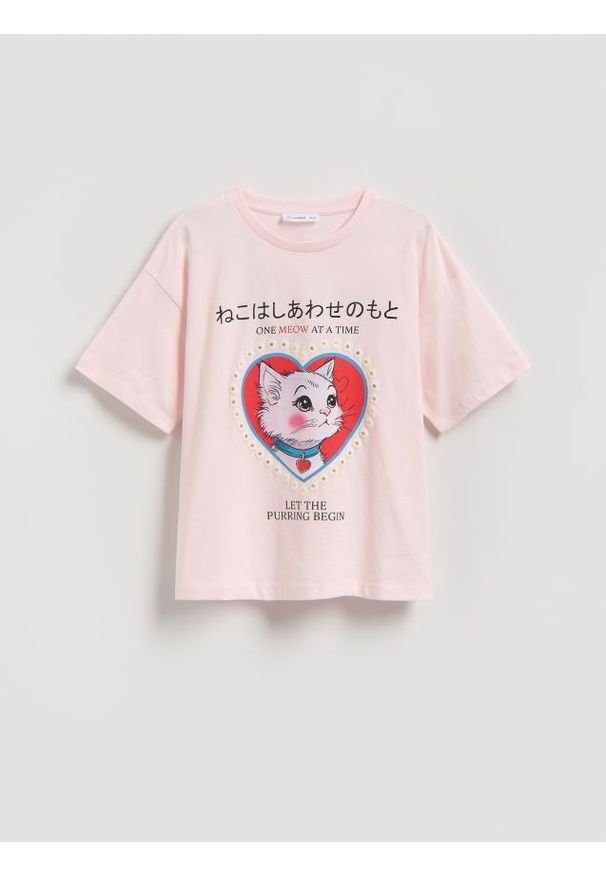 Reserved - Luźny t-shirt z nadrukiem - pastelowy róż. Kolor: różowy. Materiał: bawełna. Wzór: nadruk