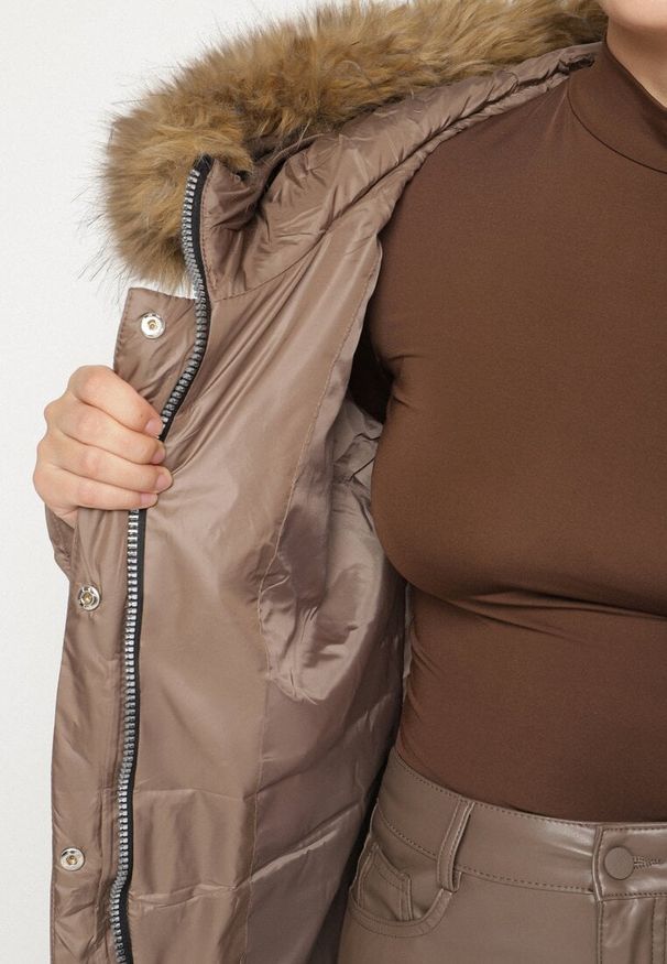 Born2be - Brązowa Kurtka z Asymetrycznym Pikowaniem i Kapturem z Futerkiem Ruvita. Okazja: na co dzień. Typ kołnierza: golf. Kolekcja: plus size. Kolor: brązowy. Materiał: futro. Styl: casual