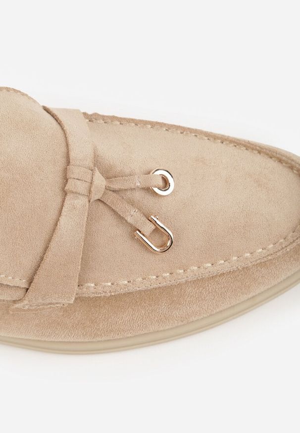 Renee - Ciemnobeżowe Mokasyny z Imitacji Zamszu Zdobione Zawieszką i Przeszyciem Aezoris. Okazja: na co dzień. Kolor: beżowy. Materiał: zamsz. Wzór: aplikacja. Styl: casual, elegancki