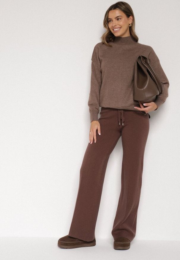 Born2be - Brązowe Spodnie Szerokie Spodnie z Wysokim Stanem z Domieszką Kaszmiru Nefrina. Okazja: na co dzień, na spacer. Stan: podwyższony. Kolor: brązowy. Materiał: kaszmir. Sezon: zima, jesień. Styl: klasyczny, casual