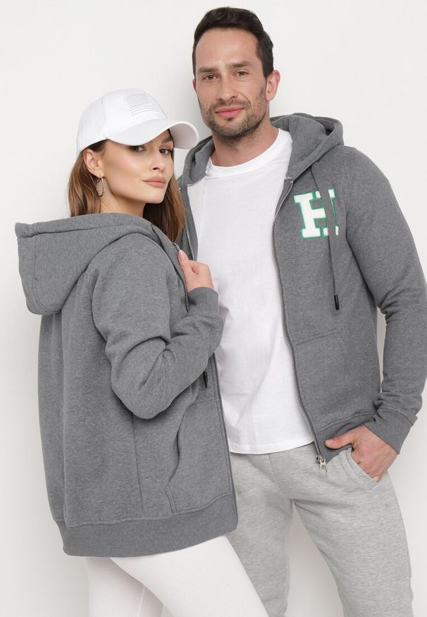Born2be - Ciemnoszara Bluza z Polarem i Kapturem Ozdobiona Naszywką Torrina. Typ kołnierza: kaptur. Kolor: szary. Materiał: polar. Wzór: aplikacja