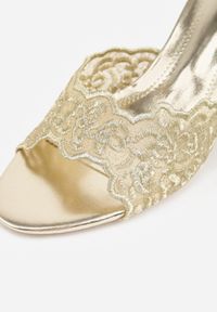 Born2be - Złote Klapki na Metalicznej Szpilce z Koronkową Cholewką Thyxyphise. Okazja: na ślub cywilny, na wesele. Kolor: złoty. Materiał: koronka. Wzór: aplikacja #4