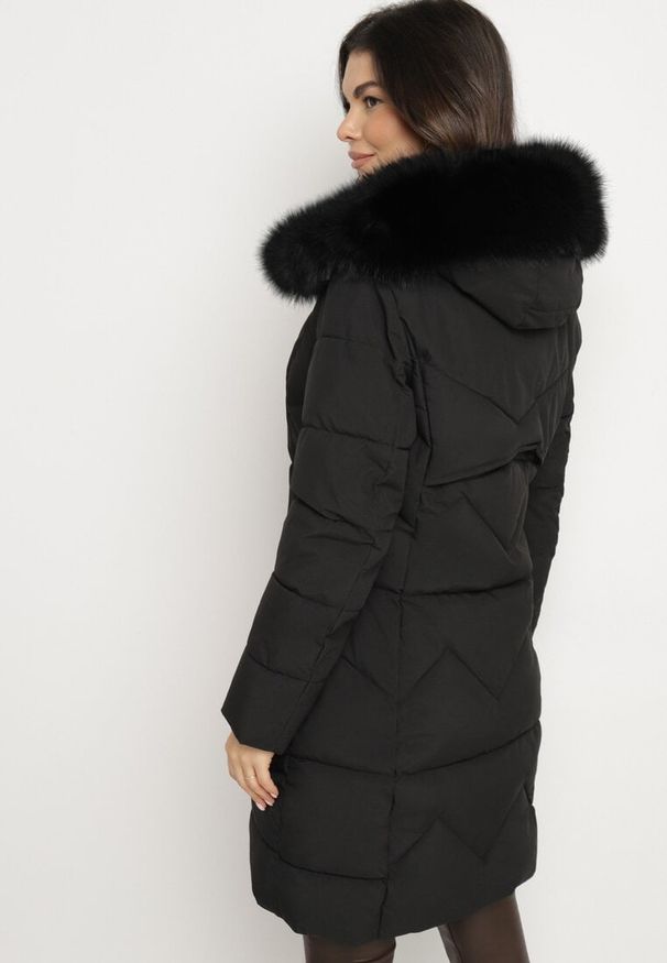 Born2be - Czarna Pikowana Kurtka o Taliowanym Kroju z Kapturem z Futerkiem Sintinnella. Okazja: na co dzień. Typ kołnierza: kaptur. Kolor: czarny. Materiał: futro. Sezon: zima, jesień. Styl: casual, elegancki