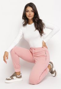 Born2be - Jasnoróżowe Bawełniane Spodnie Dresowe Joggery z Zasuwanymi Kieszeniami Ficacion. Kolor: różowy. Materiał: dresówka, bawełna