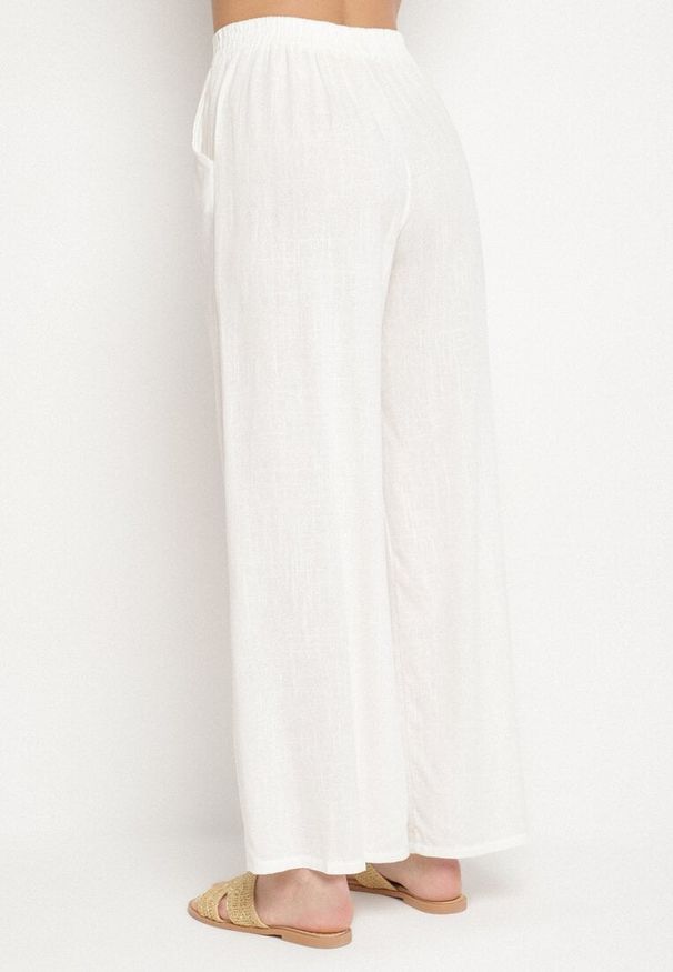 Born2be - Białe Szerokie Spodnie z Lnem z Gumką w Talii i Kieszeniami Filisela. Okazja: do pracy, na co dzień. Kolor: biały. Materiał: len. Styl: elegancki, casual