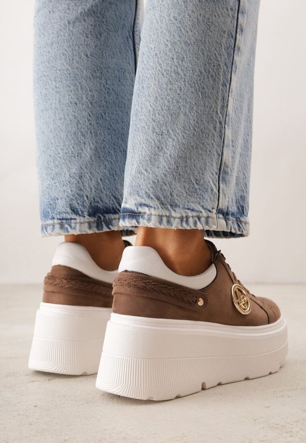 Renee - Jasnobrązowe Sneakersy Vices na Platformie Ozdobione Metaliczną Aplikacją Tatellia. Okazja: na co dzień. Zapięcie: sznurówki. Kolor: beżowy. Materiał: jeans. Wzór: aplikacja. Obcas: na platformie
