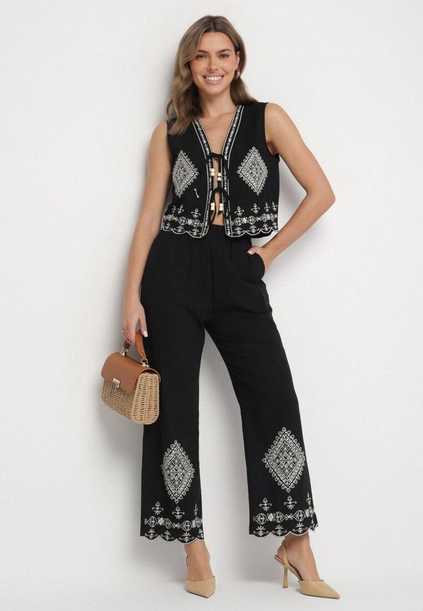 Born2be - Czarne Spodnie z Bawełny o Szerokim Kroju z Wysokim Stanem i Haftem Carilea. Okazja: na co dzień. Stan: podwyższony. Kolor: czarny. Materiał: bawełna. Wzór: haft. Styl: casual, elegancki