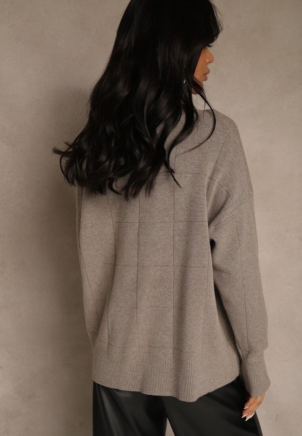 Renee - Ciemnobeżowy Casualowy Golf Tusara. Okazja: na co dzień. Typ kołnierza: golf. Kolor: beżowy. Materiał: jeans. Styl: casual