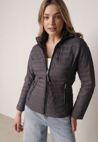 Born2be - Szara Pikowana Kurtka Przejściowa z Kapturem z Lamówką i Ściągaczami Zidara. Okazja: na spacer. Typ kołnierza: kaptur. Kolor: szary. Materiał: poliester, jeans, dresówka #7