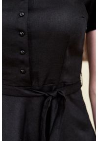 Marie Zélie - Sukienka Rosa lniana czarna. Typ kołnierza: kokarda. Kolor: czarny. Materiał: len. Długość rękawa: krótki rękaw. Długość: midi #3