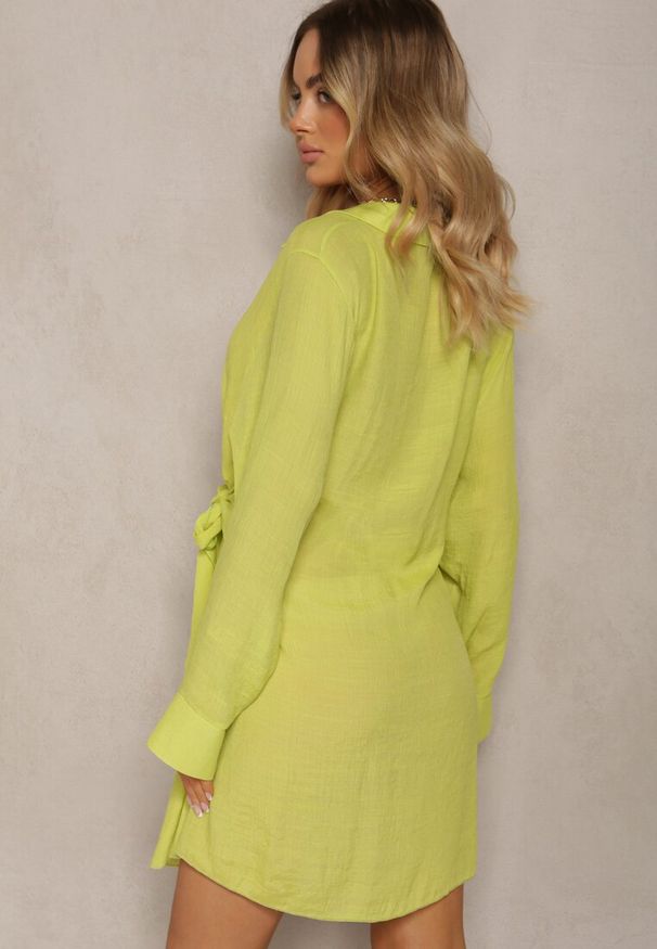 Renee - Jasnozielona Taliowana Sukienka z Kopertowym Dekoltem i Kołnierzem Reviana. Typ kołnierza: dekolt kopertowy. Kolor: zielony. Materiał: materiał. Wzór: aplikacja. Typ sukienki: kopertowe. Styl: vintage