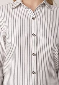 Born2be - Biała Klasyczna Koszula z Bawełną w Paski Zapinana na Ozdobne Guziki Doriareida. Okazja: na co dzień, na spacer. Kolor: biały. Materiał: bawełna. Wzór: paski. Styl: klasyczny #7