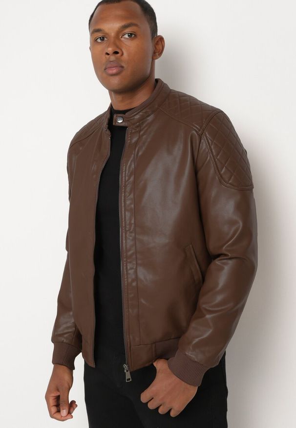 Born2be - Brązowa Ramoneska Kurtka w Stylu Motocyklowym ze Stójką Tinina. Typ kołnierza: kołnierzyk stójkowy. Kolor: brązowy. Materiał: jeans, bawełna. Długość rękawa: długi rękaw. Długość: długie. Styl: klasyczny