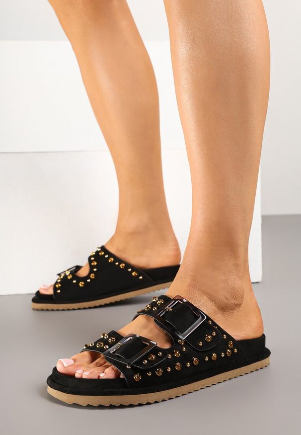 Renee - Czarne Klapki z Metalicznymi Ozdobami i Klamrami Elliva. Okazja: na co dzień, na plażę. Kolor: czarny. Materiał: jeans. Wzór: aplikacja. Styl: casual, klasyczny