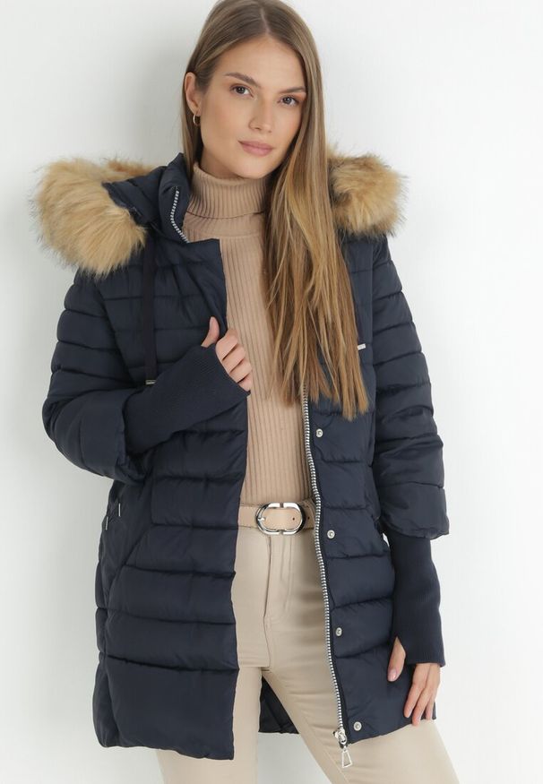 Born2be - Granatowa Kurtka Pikowana z Szerokim Ściągaczem przy Rękawach Rese. Okazja: na co dzień. Kolor: niebieski. Materiał: jeans, futro. Styl: casual, elegancki