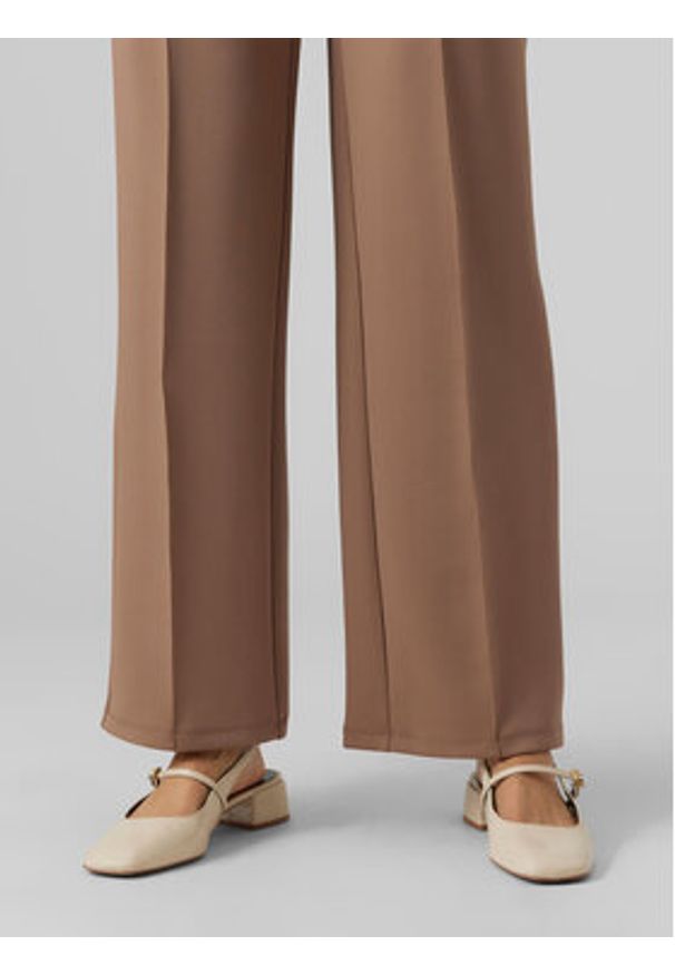 Vero Moda Spodnie materiałowe 10296830 Brązowy Relaxed Fit. Kolor: brązowy. Materiał: syntetyk