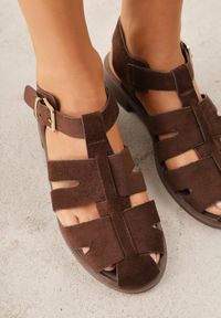 Renee - Ciemnobrązowe Sandały o Fasonie Gladiatorek z Paskiem ze Sprzączką Abma. Okazja: na co dzień. Zapięcie: pasek. Kolor: brązowy. Styl: casual #8