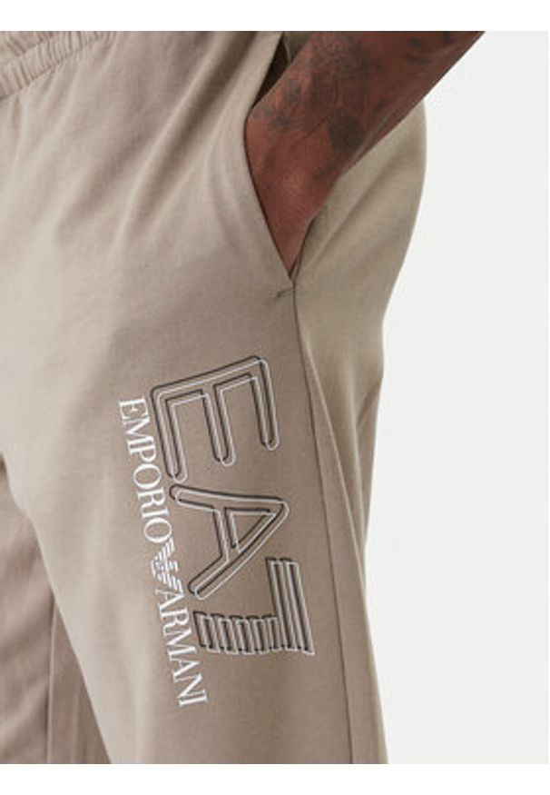EA7 Emporio Armani Spodnie dresowe 7M001316 AF13512 U6167 Beżowy Regular Fit. Kolor: beżowy. Materiał: bawełna