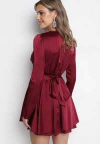 Born2be - Bordowa Satynowa Sukienka Mini z Głębokim Dekoltem i Wiązaniem z Tyłu Liadan. Okazja: na imprezę. Kolor: czerwony. Materiał: satyna. Styl: elegancki. Długość: mini #5