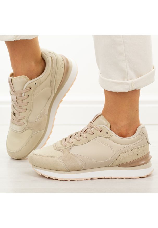 Złote sneakersy damskie McArthur Ma2512w. Okazja: na co dzień. Nosek buta: okrągły. Zapięcie: sznurówki. Kolor: złoty. Materiał: skóra, zamsz, tkanina. Sezon: wiosna, lato, jesień