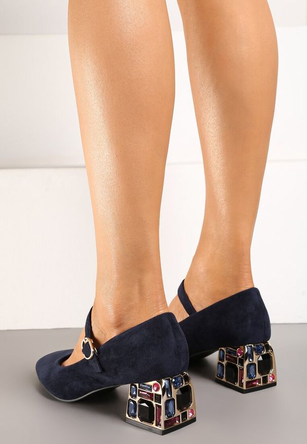 Born2be - Granatowe Czółenka Vices na Biżuteryjnym Słupku z Paskiem z Klamerką i Skórzaną Wkładką Etalla. Okazja: na spotkanie biznesowe, do pracy. Zapięcie: pasek. Kolor: niebieski. Materiał: skóra. Wzór: aplikacja. Obcas: na słupku. Styl: biznesowy. Wysokość obcasa: średni