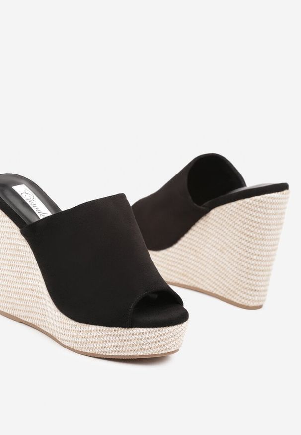 Born2be - Czarne Klapki na Koturnie Ozdobionym Plecionką Olinera. Okazja: na co dzień. Kolor: czarny. Materiał: jeans. Wzór: aplikacja. Obcas: na koturnie. Styl: casual, elegancki