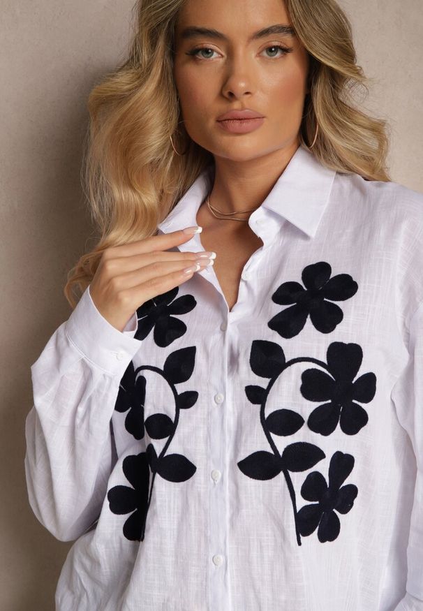 Renee - Biała Koszula z Motywem Kwiatów Foniris. Okazja: na co dzień, na spotkanie biznesowe. Typ kołnierza: dekolt w serek. Kolor: biały. Materiał: jeans. Długość rękawa: długi rękaw. Długość: długie. Wzór: kwiaty. Styl: biznesowy, casual