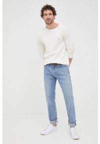 TOMMY HILFIGER - Tommy Hilfiger sweter bawełniany męski kolor beżowy lekki. Okazja: na co dzień. Kolor: beżowy. Materiał: bawełna. Wzór: aplikacja. Styl: casual #3