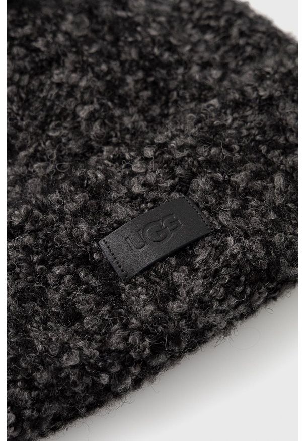 Ugg - UGG Czapka z domieszką wełny Boucle Knit Cuff Pom kolor czarny z grubej dzianiny. Kolor: czarny. Materiał: dzianina, wełna. Wzór: ze splotem
