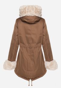 Born2be - Brązowa Kurtka Parka z Kapturem i Odpinanymi Futerkowymi Wstawkami Ściągana w Pasie Savanella. Okazja: na co dzień. Typ kołnierza: kaptur. Kolekcja: plus size. Kolor: brązowy. Materiał: jeans, dzianina. Styl: klasyczny, casual #5