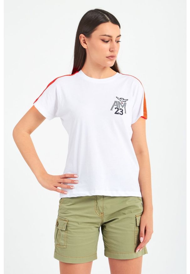 Biały T-shirt z krótkim rękawem oraz neonową wstawką Aeronautica Militare. Kolor: biały. Materiał: bawełna. Długość rękawa: krótki rękaw. Długość: krótkie. Wzór: haft, nadruk