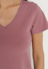 Born2be - Ciemnoróżowy T-shirt z Bawełny z Dekoltem w Serek Liniviela. Okazja: na co dzień. Typ kołnierza: dekolt w serek. Kolor: różowy. Materiał: bawełna. Styl: casual #4