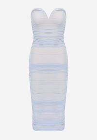 Born2be - Jasnoniebieska Dopasowana Sukienka Midi z Odkrytymi Ramionami i Marszczeniem Dorinissa. Kolor: niebieski. Materiał: tkanina. Długość rękawa: na ramiączkach. Typ sukienki: z odkrytymi ramionami. Długość: midi #4