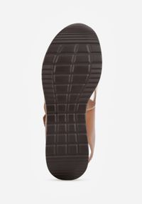 Born2be - Brązowe Sandały ze Skóry Naturalnej na Koturnie z Metaliczną Ozdobą i Cyrkoniami Charevera. Okazja: na co dzień. Zapięcie: rzepy. Kolor: brązowy. Materiał: skóra. Wzór: aplikacja. Obcas: na koturnie. Styl: casual, elegancki #6