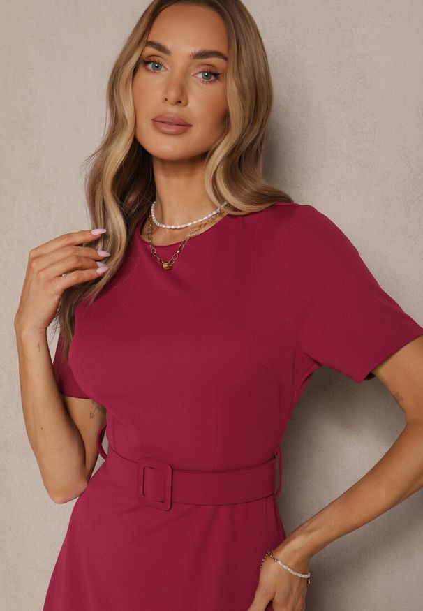 Renee - Ciemnoróżowa Sukienka o Rozkloszowanym Kroju z Ozdobnym Paskiem Desiliena. Okazja: na co dzień. Kolor: czerwony, różowy. Materiał: denim. Typ sukienki: rozkloszowane. Styl: klasyczny, casual, elegancki