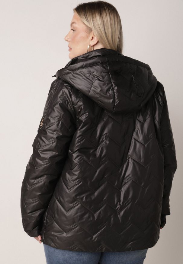 Born2be - Czarna Pikowana Kurtka Przejściowa o Prostym Kroju z Kapturem Vimoris. Okazja: na spacer, na co dzień. Typ kołnierza: kaptur. Kolekcja: plus size. Kolor: czarny. Materiał: poliester, jeans. Styl: casual, elegancki