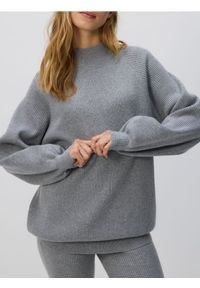 Reserved - Długi sweter z półgolfem - jasnoszary. Kolor: szary. Materiał: prążkowany, dzianina. Długość: długie #1