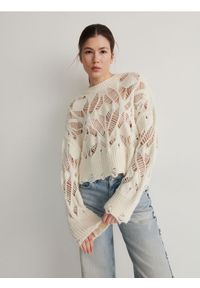 Reserved - Ażurowy sweter - kremowy. Kolor: kremowy. Materiał: dzianina. Wzór: ażurowy