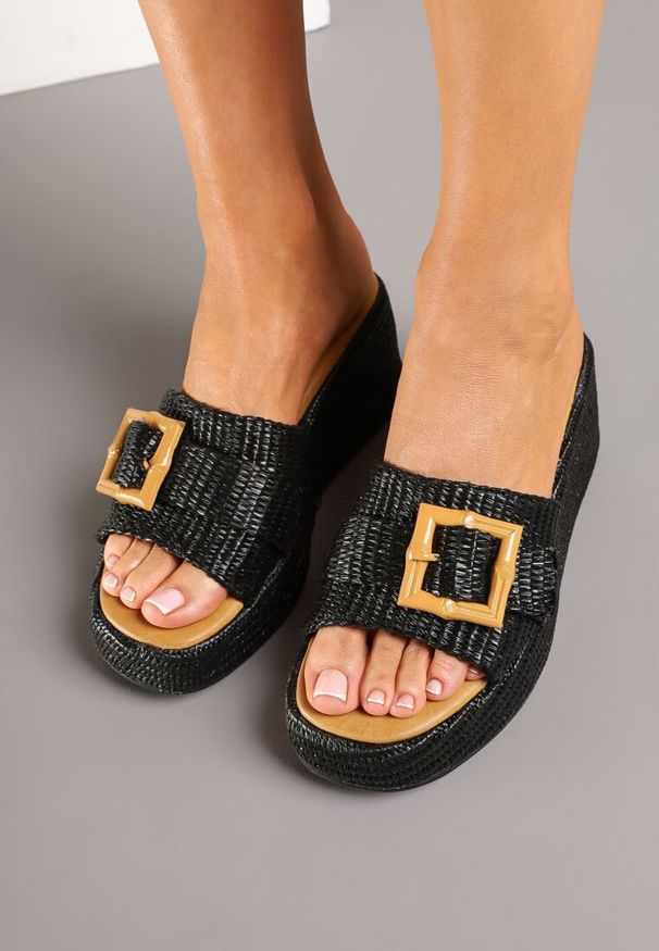 Renee - Czarne Klapki na Koturnie z Plecionką i Klamrą Delionora. Okazja: na co dzień, na spacer. Kolor: czarny. Sezon: lato. Obcas: na koturnie. Styl: casual, elegancki