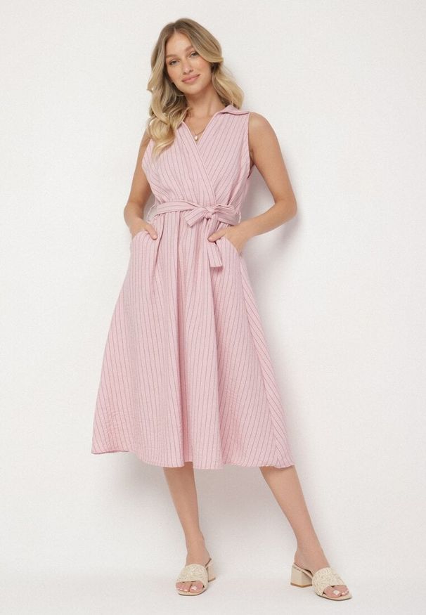 Born2be - Różowa Sukienka o Koszulowym Kroju Bez Rękawów z Wiązanym Paskiem Liriora. Okazja: na co dzień. Typ kołnierza: dekolt w kształcie V. Kolor: różowy. Długość rękawa: bez rękawów. Typ sukienki: koszulowe. Styl: casual, klasyczny